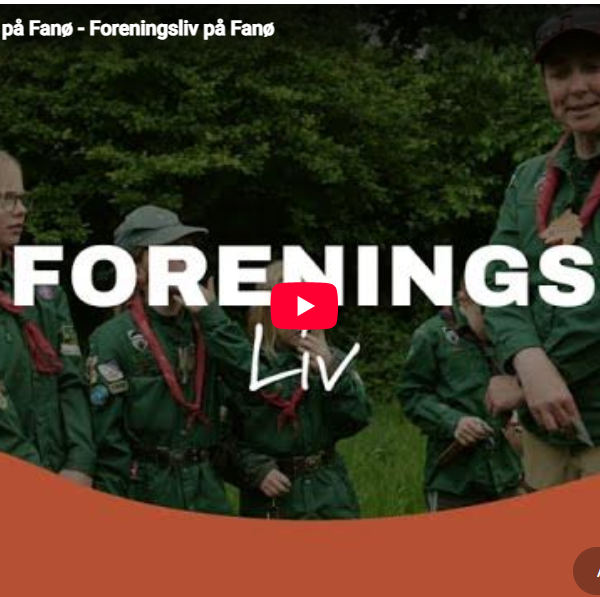 To spejderledere viser en færdselstavle for en gruppe børn